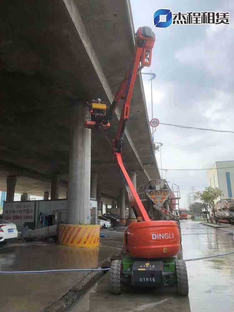 曲臂車出租應用于橋底施工